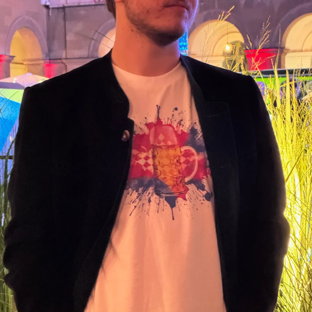 T-Shirt Oktoberfest classic SMALL - Mann in der Residenz beim IAA Event