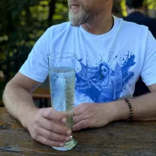 T-Shirt Eisbach Surferin classic LARGE - Mann im Biergarten