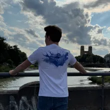 T-Shirt Eisbach-Surferin classic SMALL - Mann auf Cornelius Brücke 