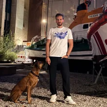 T-Shirt Eisbach Surferin classic MEDIUM - Mann mit Hund am Deutschen Museum
