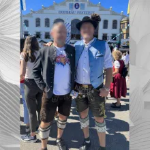 T-Shirt Oktoberfest classic LARGE - Mann vor dem Hofbäuhaus auf der Wiesn